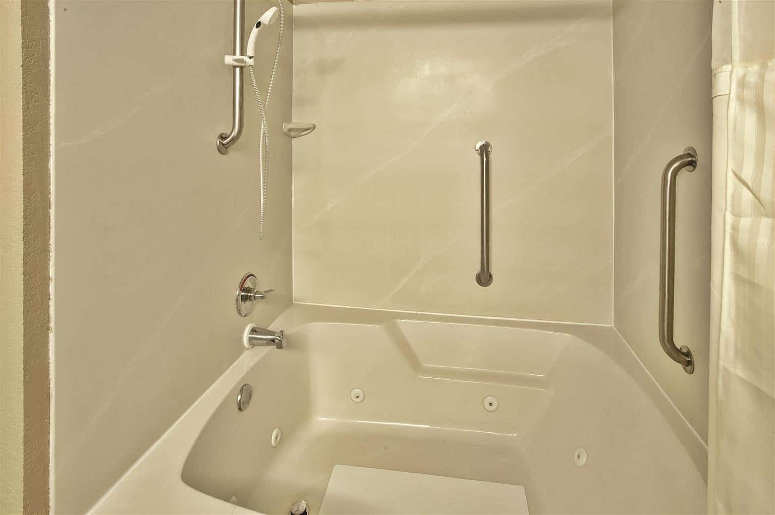 La Quinta Inn & Suites/New River Gorge National Park has jacuzzi suites