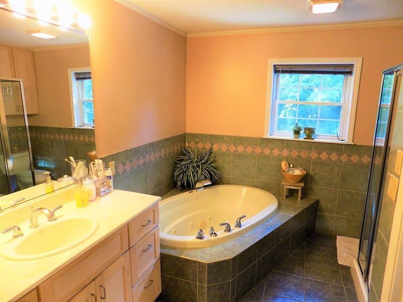 Large bedroom Valley View House  has Jacuzzi suites