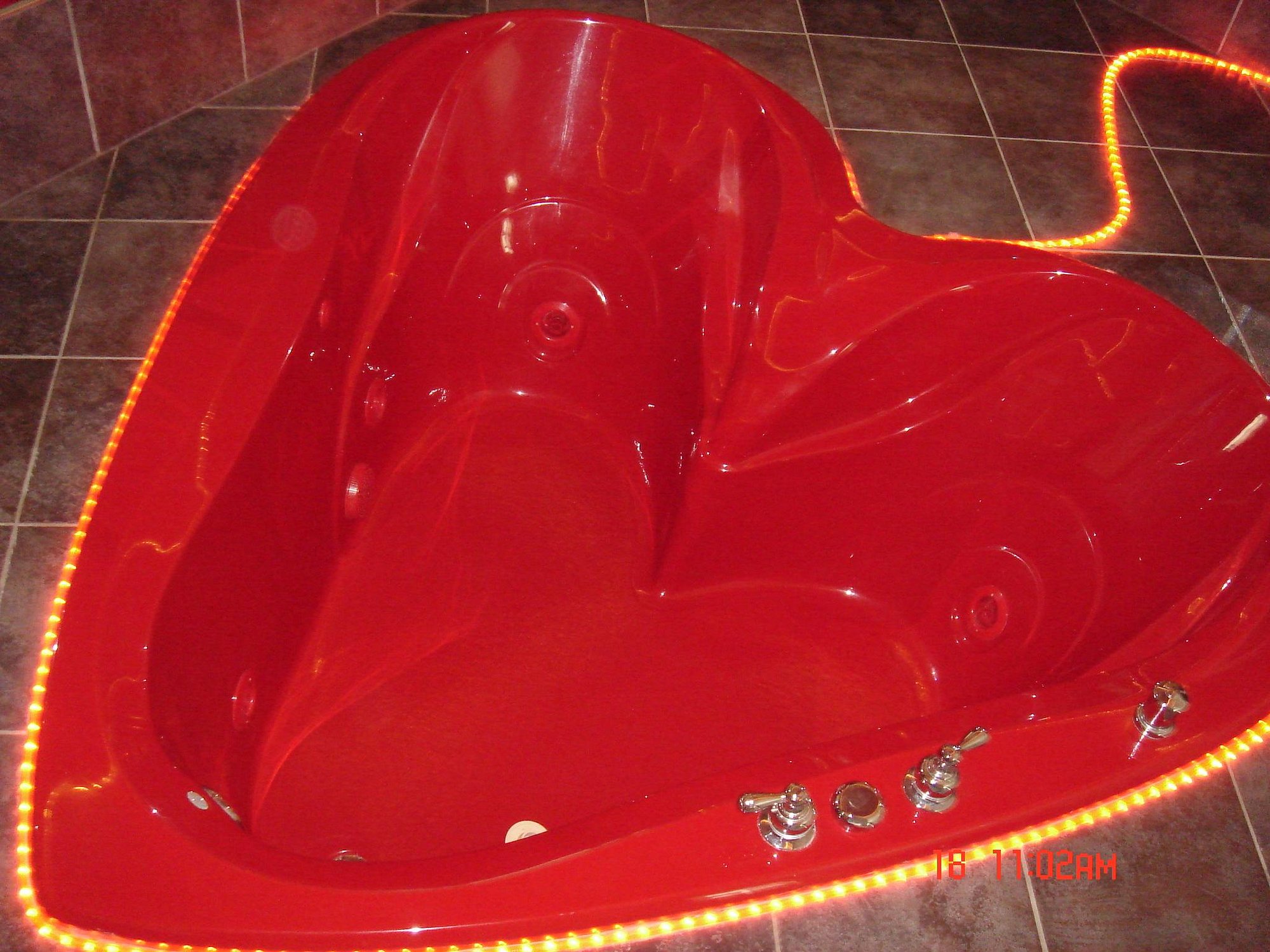 Maple Leaf Motel has rooms with heart-shaped whirlpool tub
