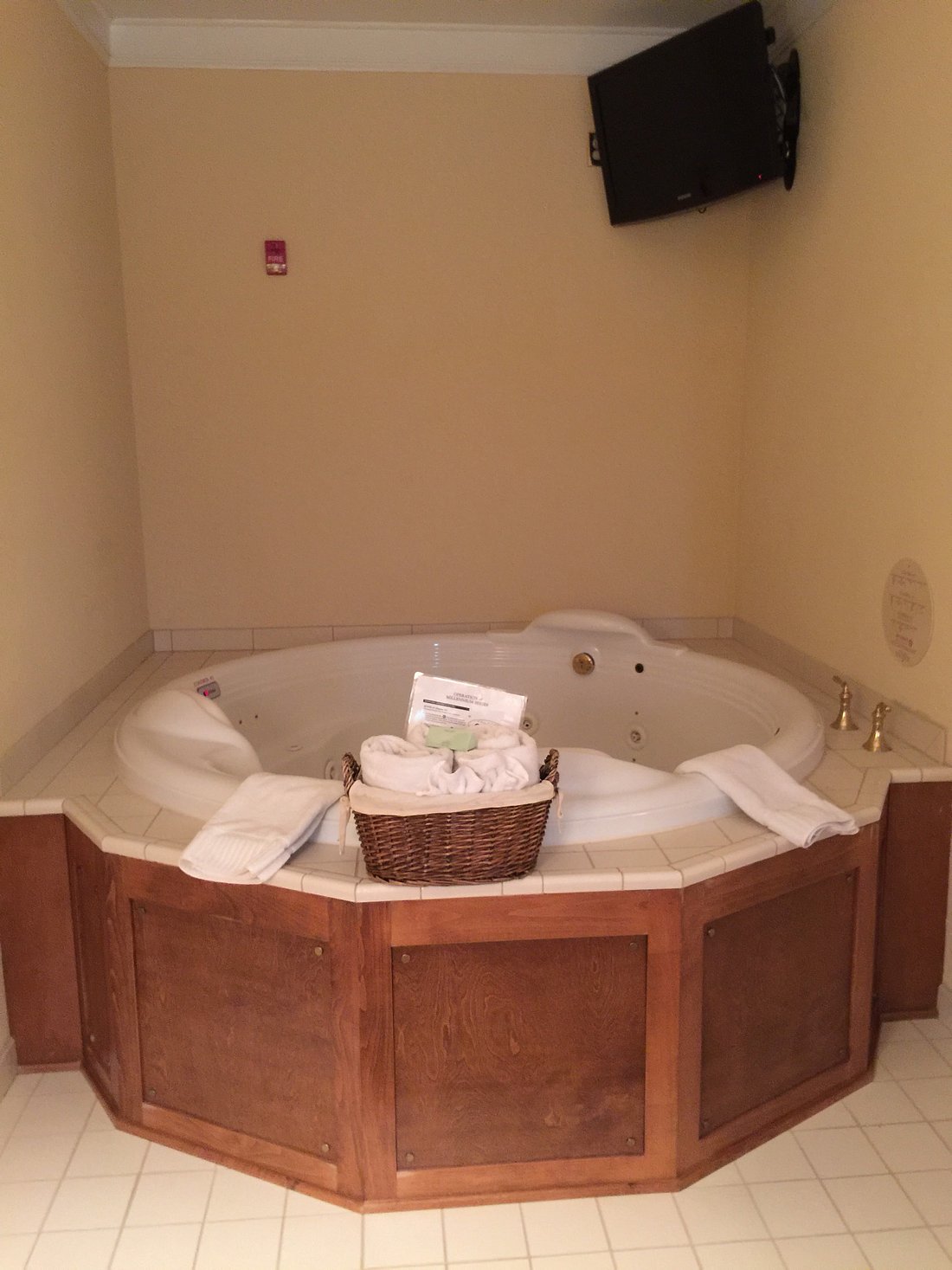 Mardi Gras Casino & Resort has jacuzzi suites
