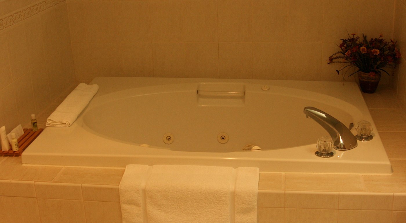 Maron Hotel & Suites has jacuzzi suites