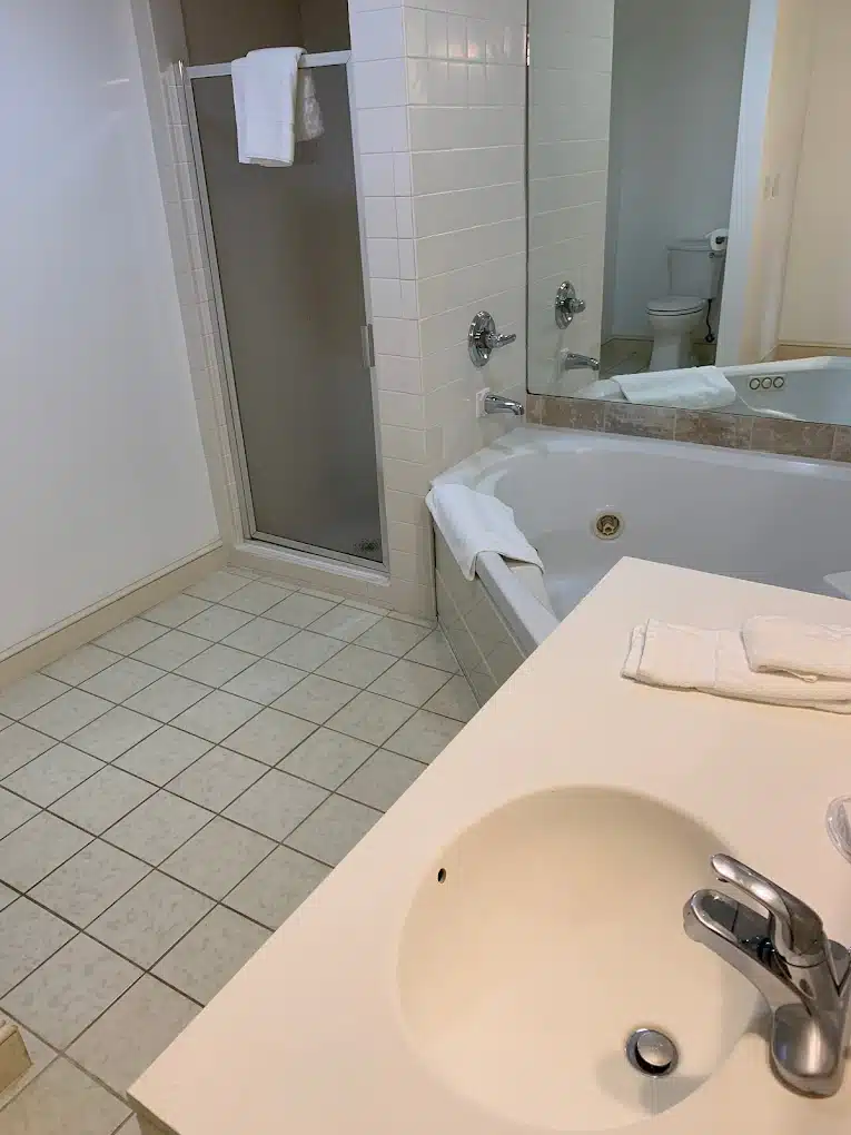 McCoy’s Inn has jacuzzi suites