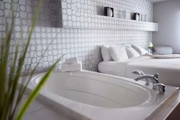 Metropolis Resort – Eau Claire has jacuzzi suites