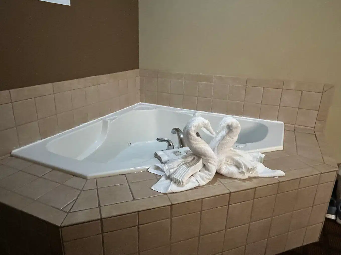 Microtel Inn & Suites by Wyndham Harrisonburg has jacuzzi suites