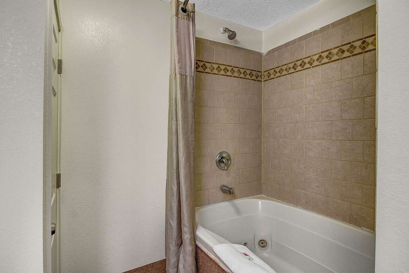 Motel 6 Charles Town has jacuzzi suites