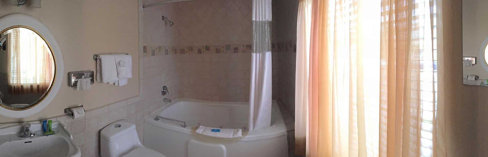 Ocean Breeze Inn has Jacuzzi suites