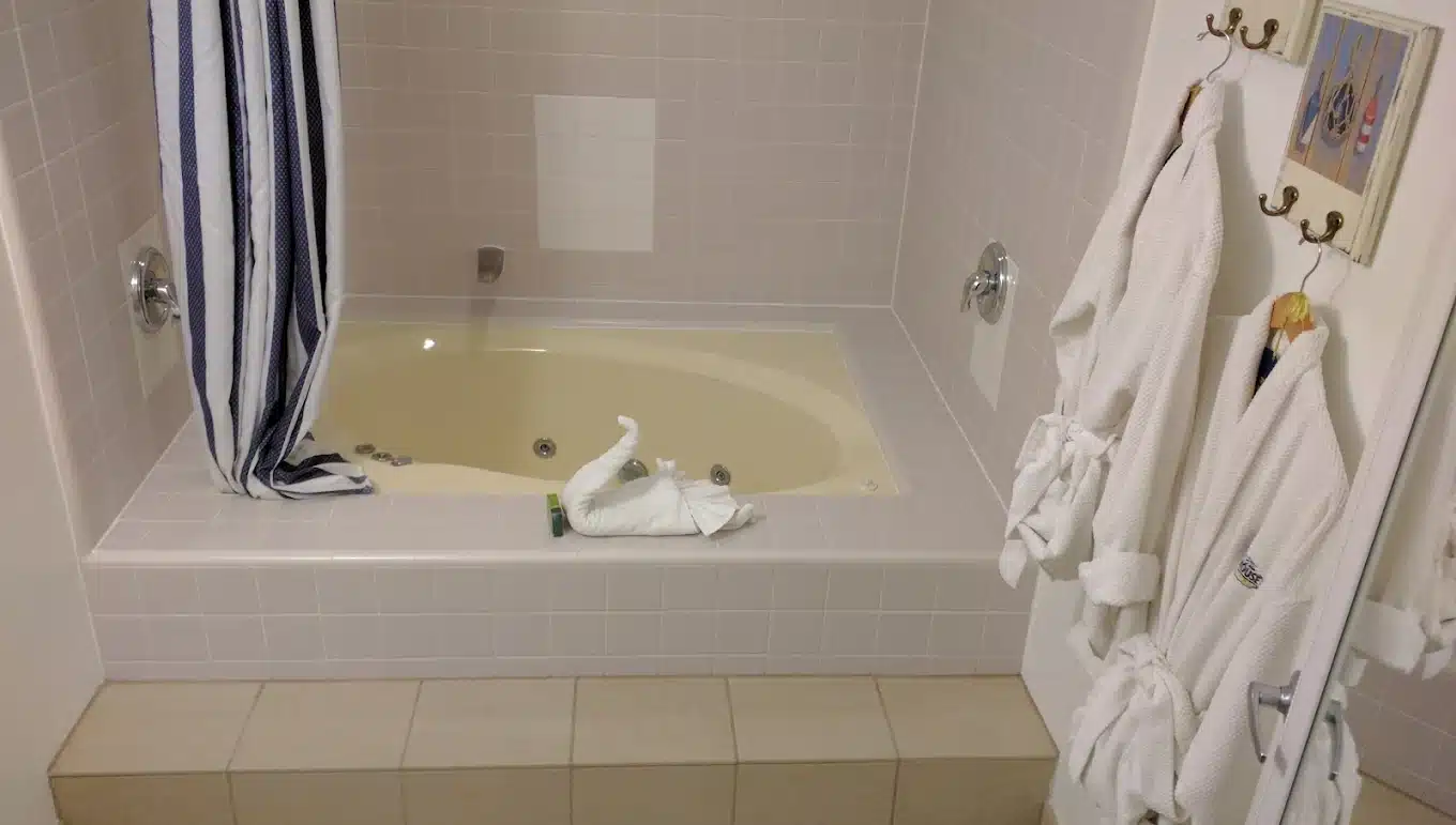 Pismo Lighthouse Suites has Jacuzzi suites