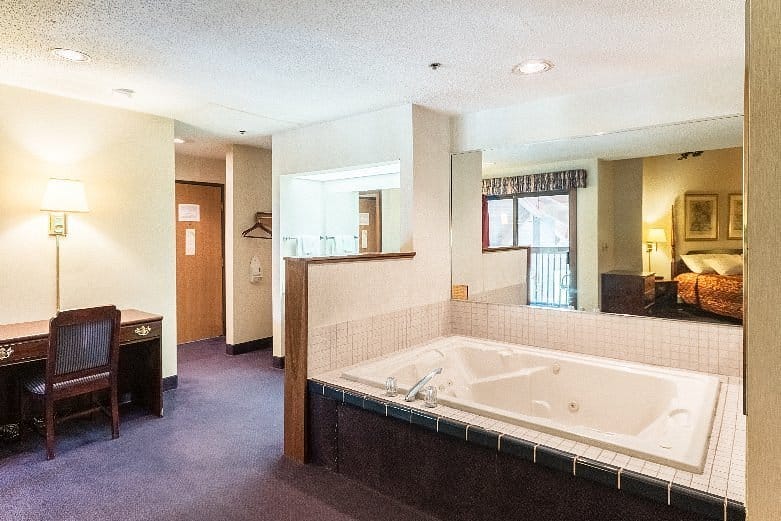 Q Express Inn & Suites has jacuzzi suites