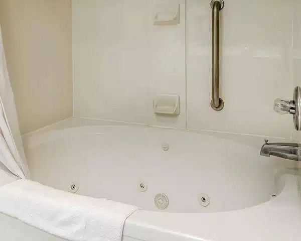 Quality Inn Gettysburg Battlefield has suites with private spa tub