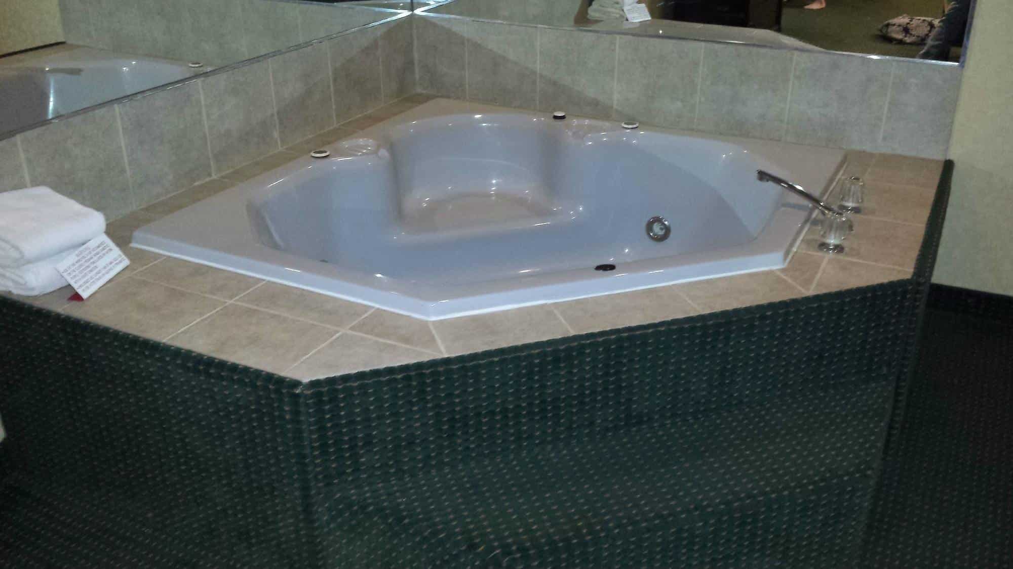 Quality Inn Parkersburg North-Vienna has jacuzzi suites