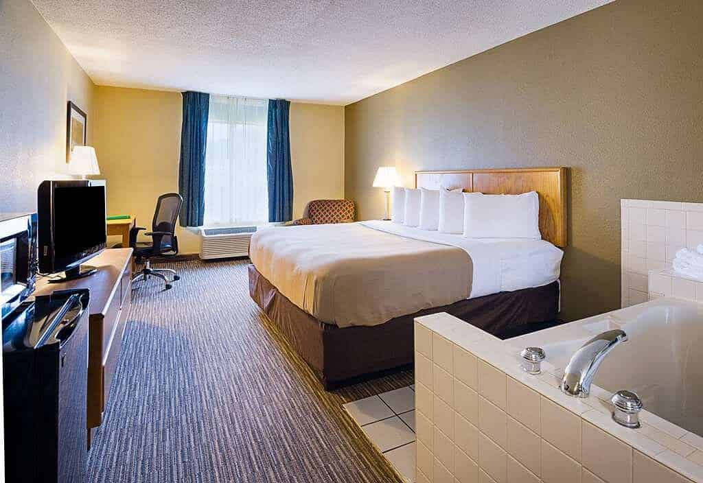 Quality Inn Princetown WV has jacuzzi suites