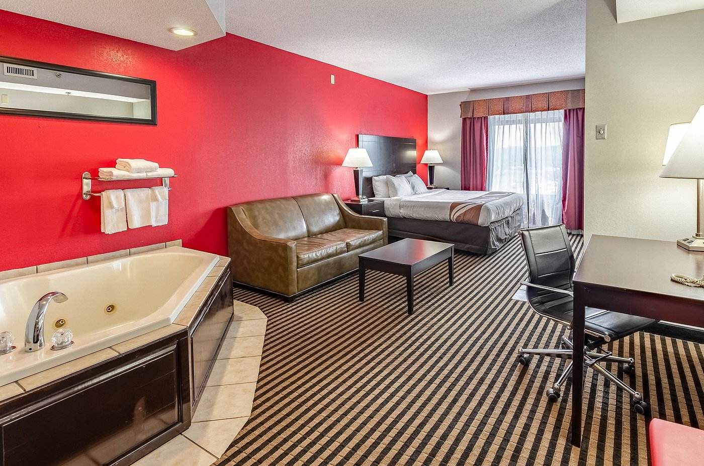 Quality Inn & Suites Abingdon has jacuzzi suites