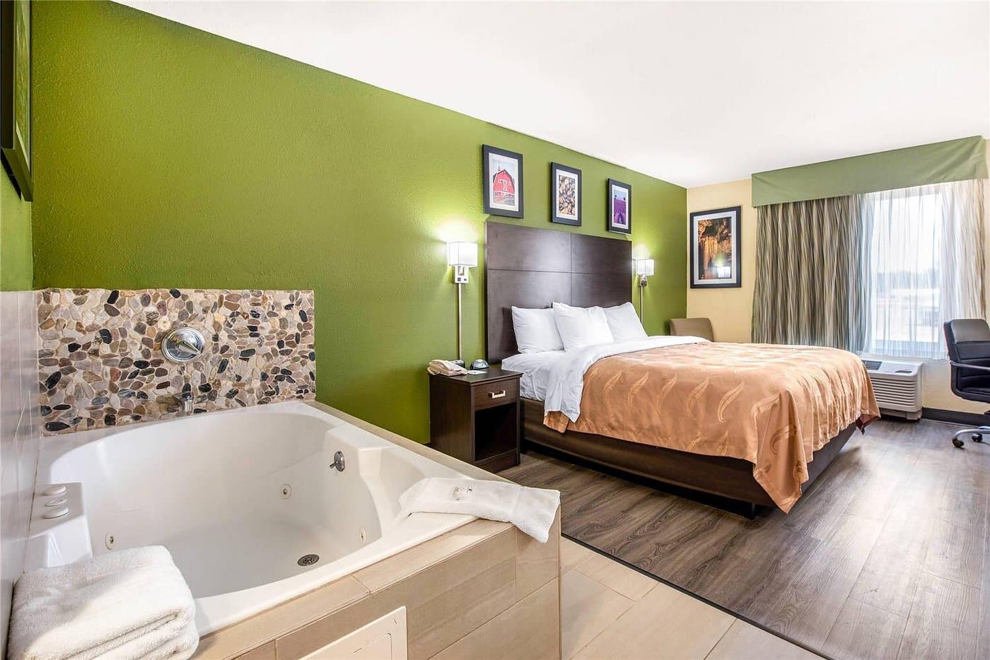Quality Inn & Suites Brandenburg - Fort Knox has jacuzzi suites