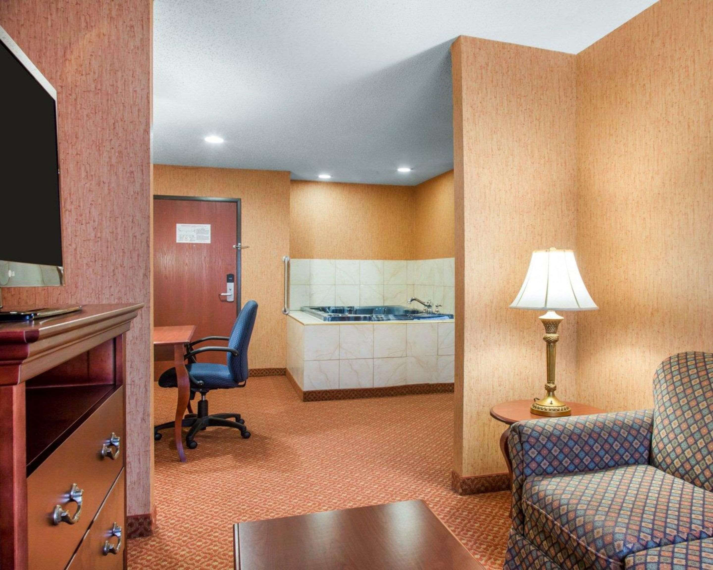 Quality Inn & Suites Meriden has jacuzzi suites