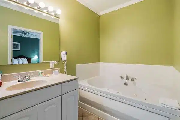 Quality Inn Weston WV has jacuzzi suites