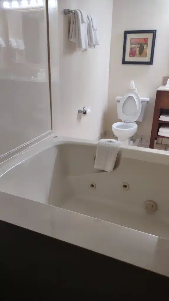 Quality Suites Paducah I-24 has jacuzzi suites