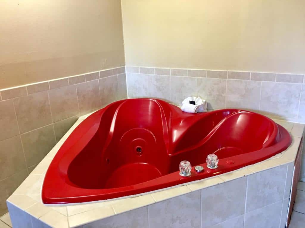 Red Carpet Inn Stamford has suites with in-room heart-shaped hot tubs