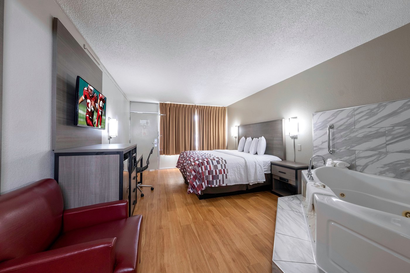 Red Roof Inn Charlottesville has jacuzzi suites