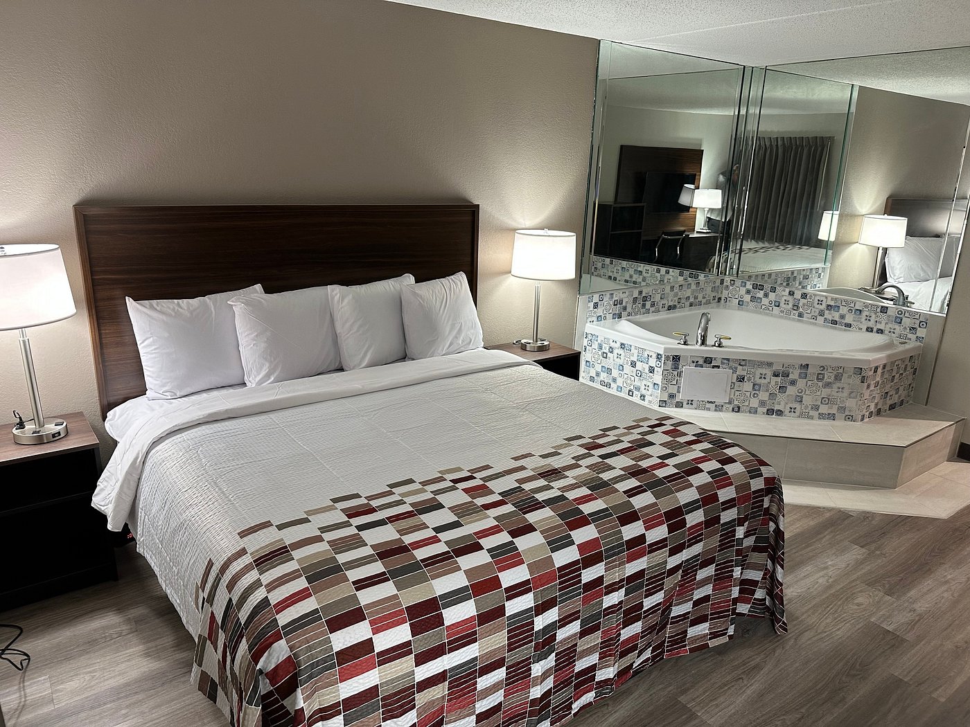Red Roof Inn Dunbar has jacuzzi suites