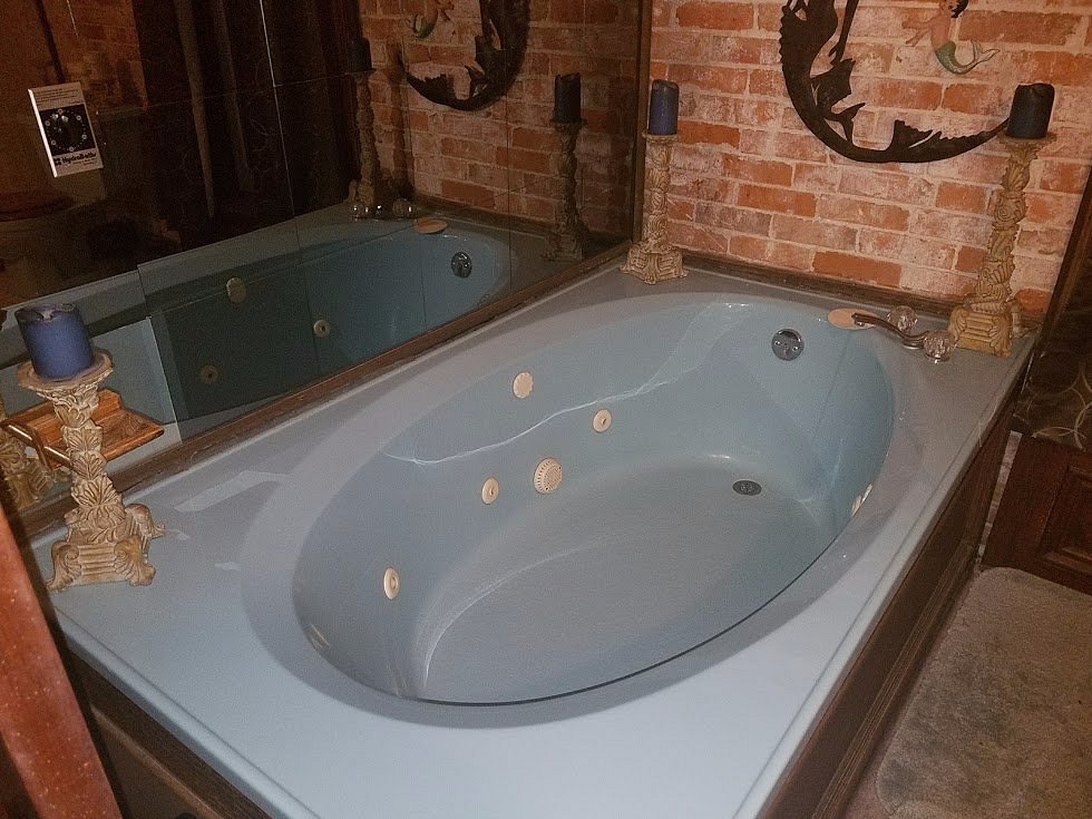 Riverview Mansion Hotel has jacuzzi suites