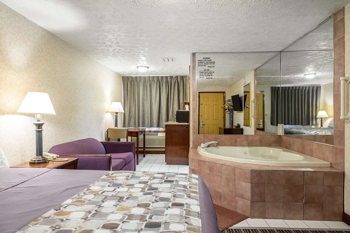 Rodeway Inn & Suites Branford - Guilford has jacuzzi suites