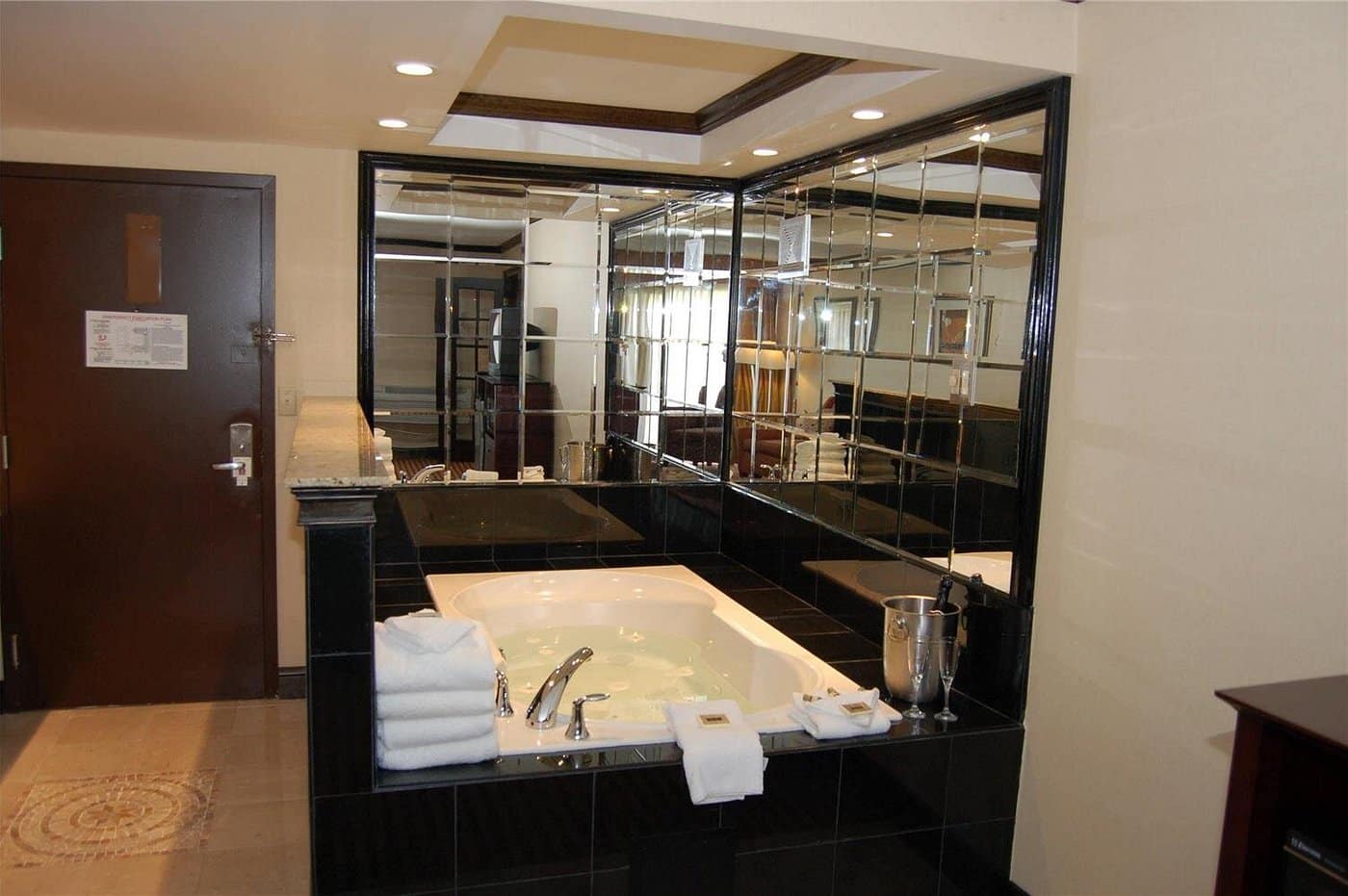 Rodeway Inn & Suites East Windsor has jacuzzi suites