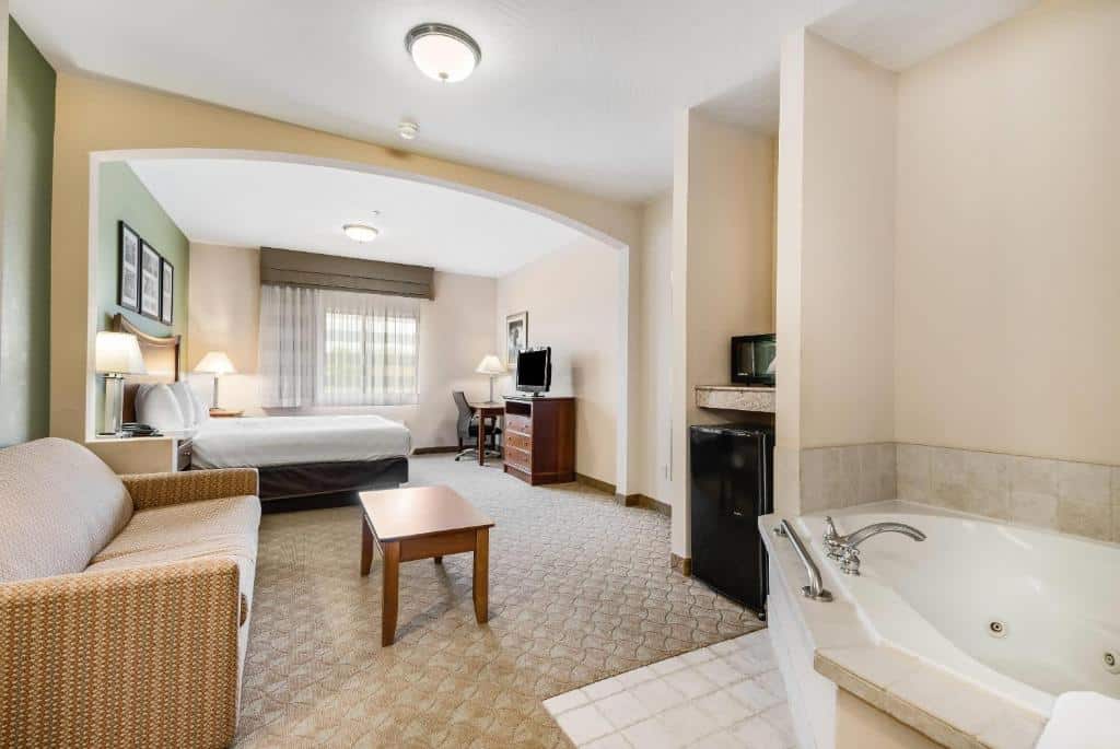 Sleep Inn & Suites Gettysburg has Jacuzzi suites