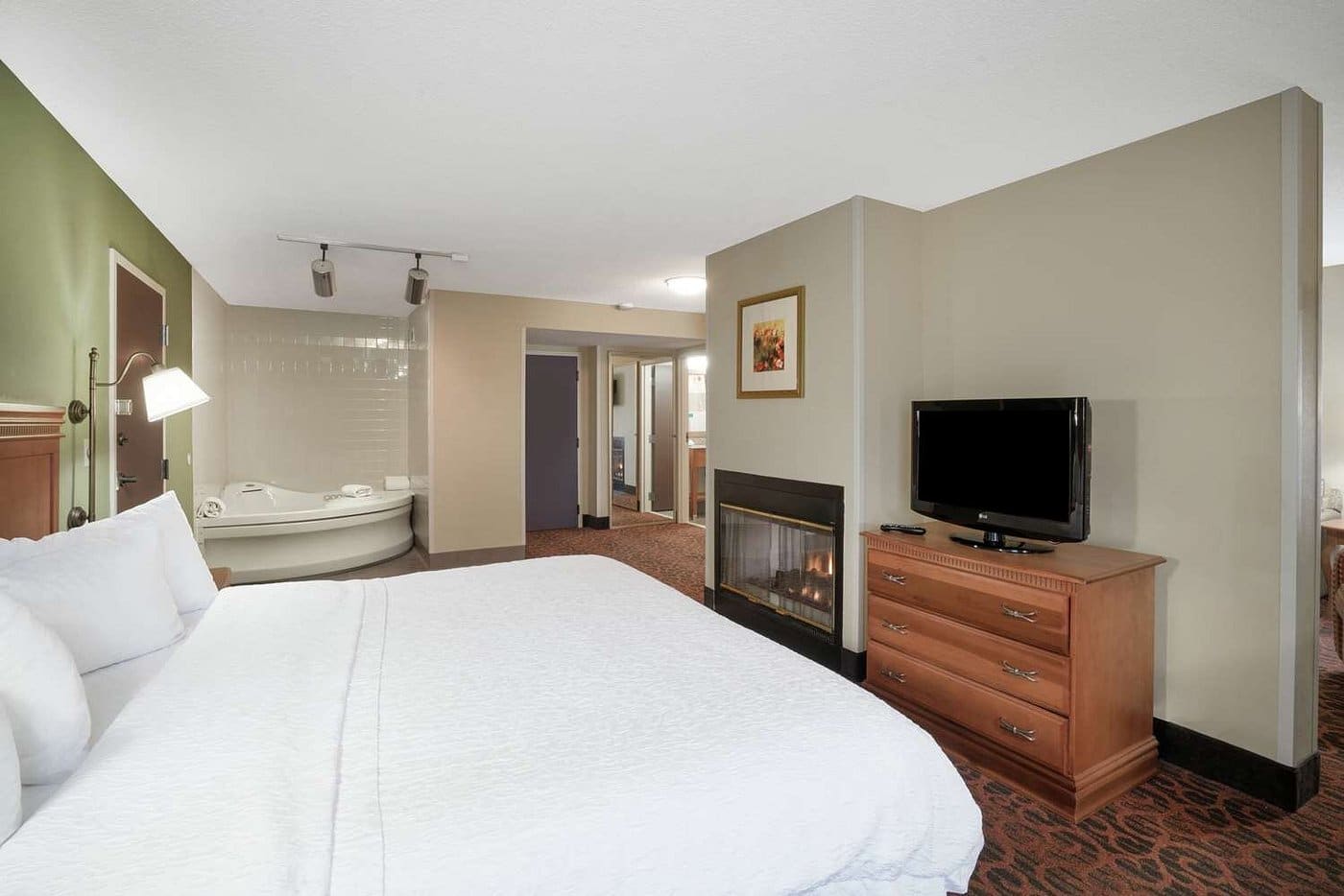 Spark by Hilton Bardstown has jacuzzi suites