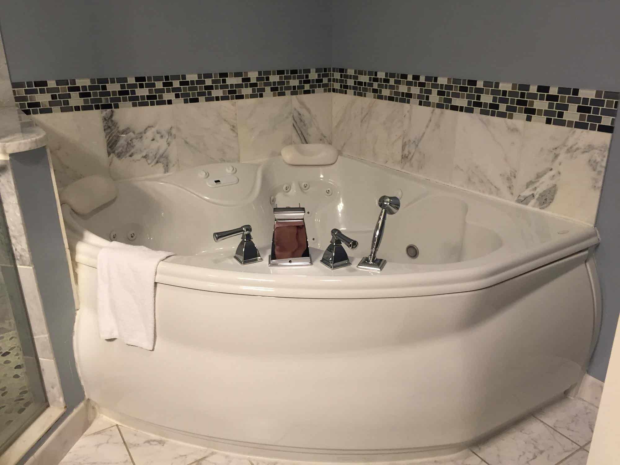 Starlight Inn has jacuzzi suites