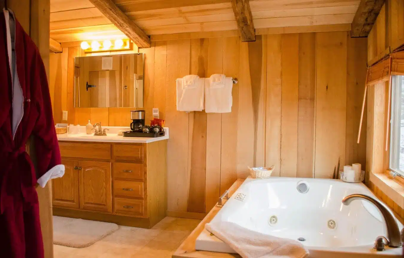 Sugar Tree Inn has Jacuzzi suites