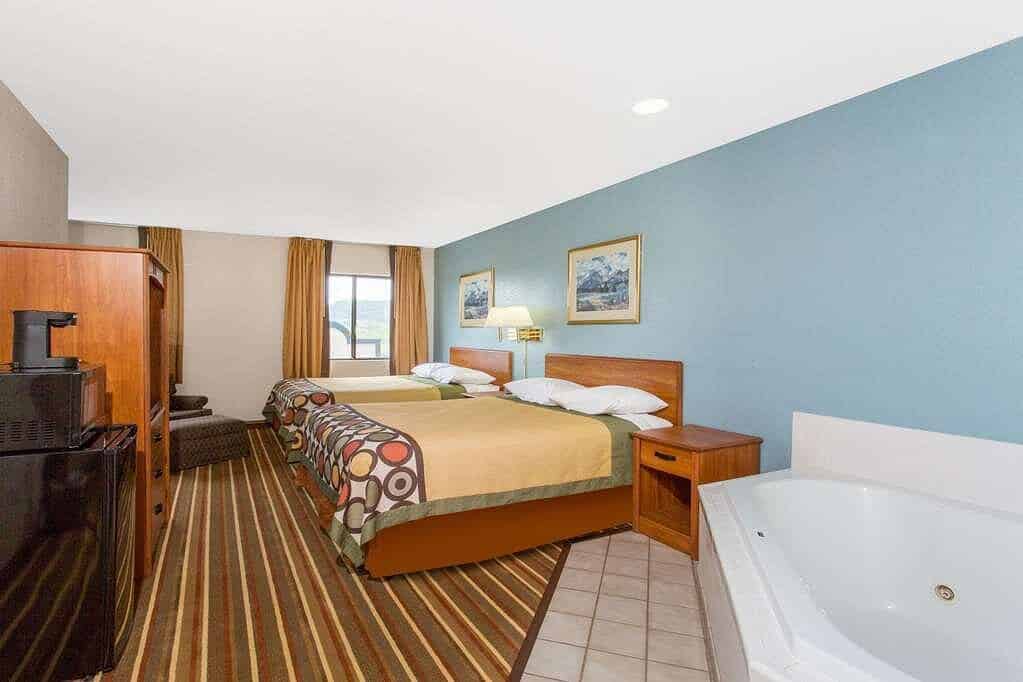 Super 8 by Wyndham Bedford has Jacuzzi suites