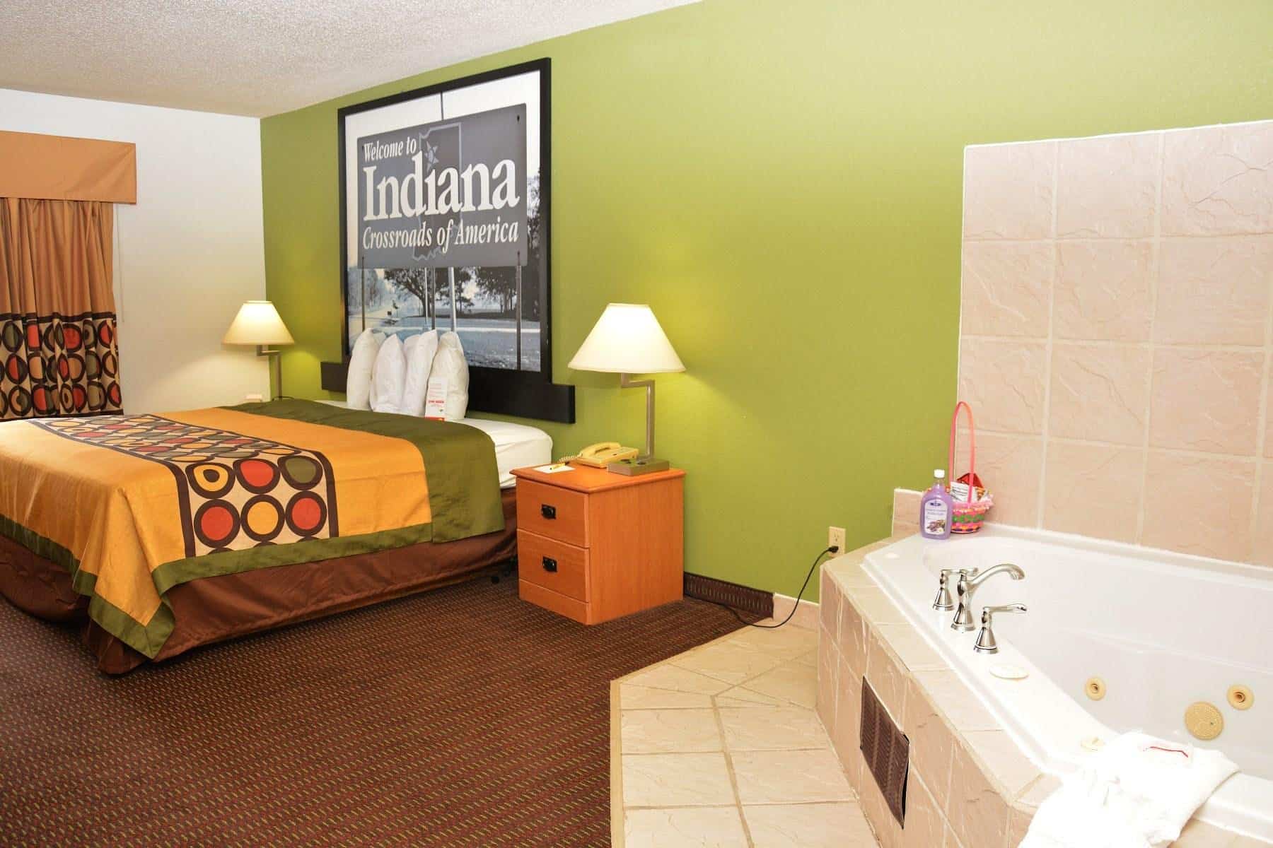 Super 8 by Wyndham Corydon has jacuzzi suites