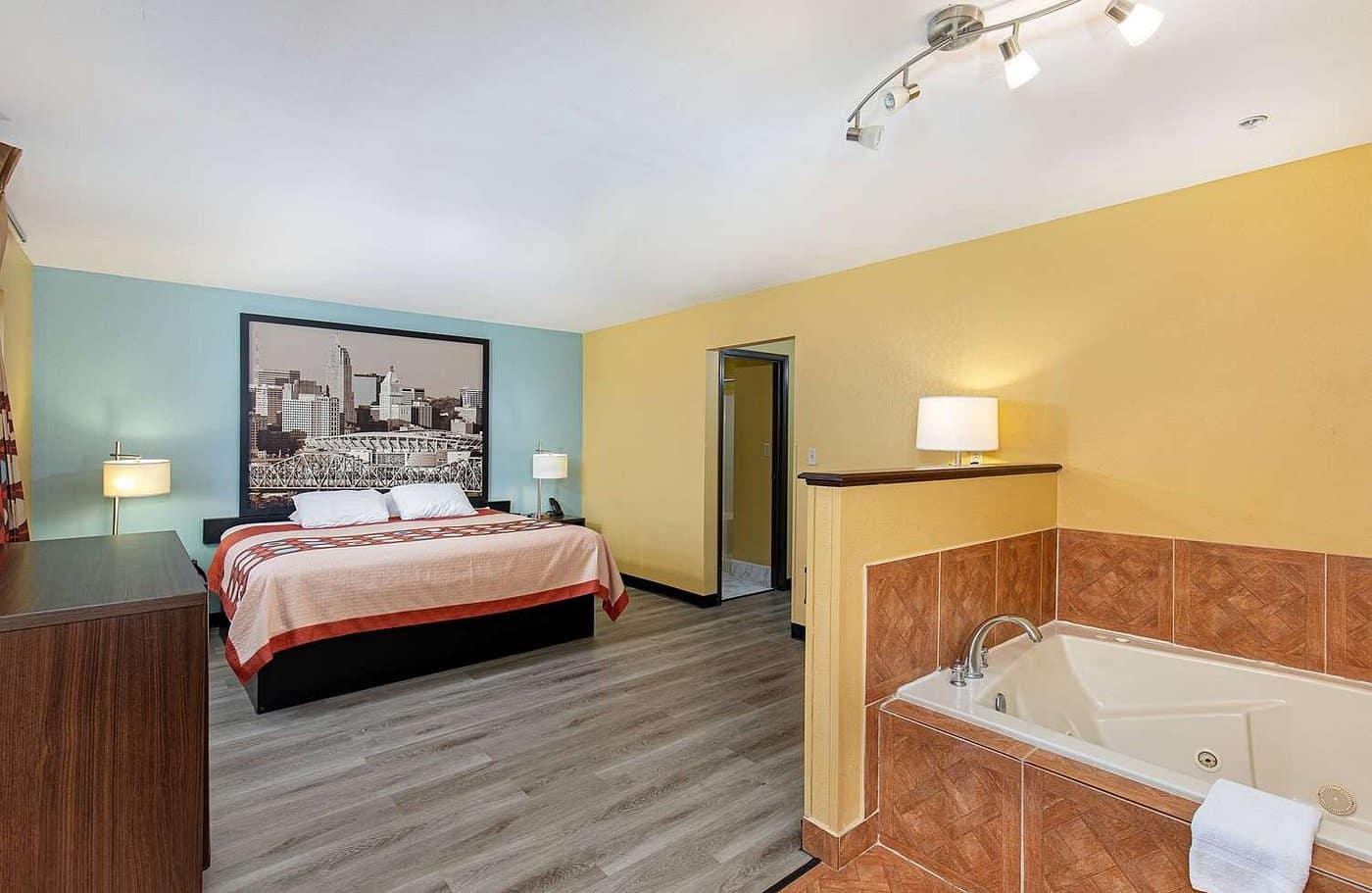 Super 8 by Wyndham Eddyville/Kuttawa has jacuzzi suites