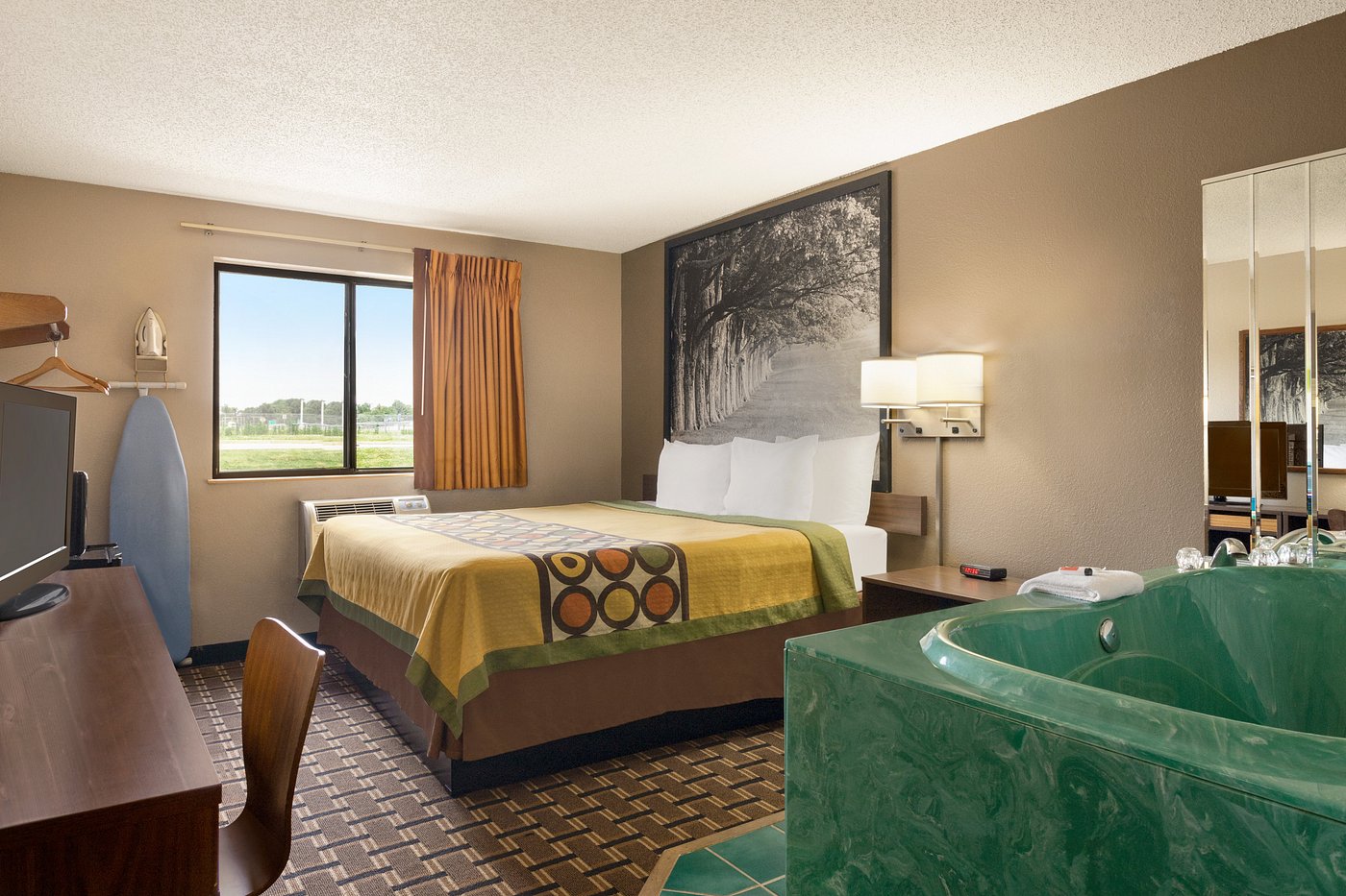 Super 8 by Wyndham Mayfield has jacuzzi suites