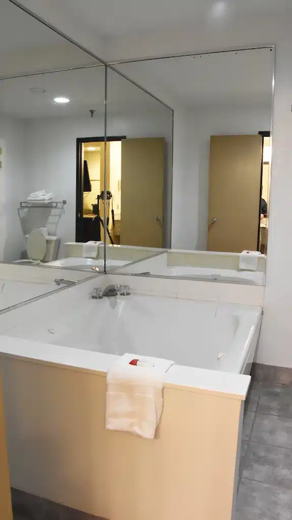 Super 8 by Wyndham Metropolis has jacuzzi suites