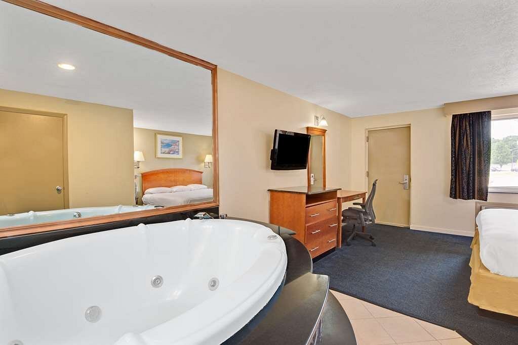 Super 8 by Wyndham Milford New Haven has jacuzzi suites