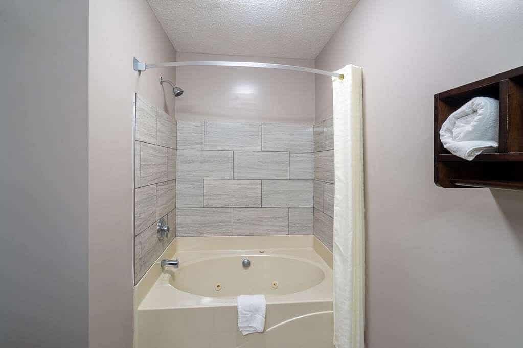 Super 8 by Wyndham Shepherdsville has jacuzzi suites