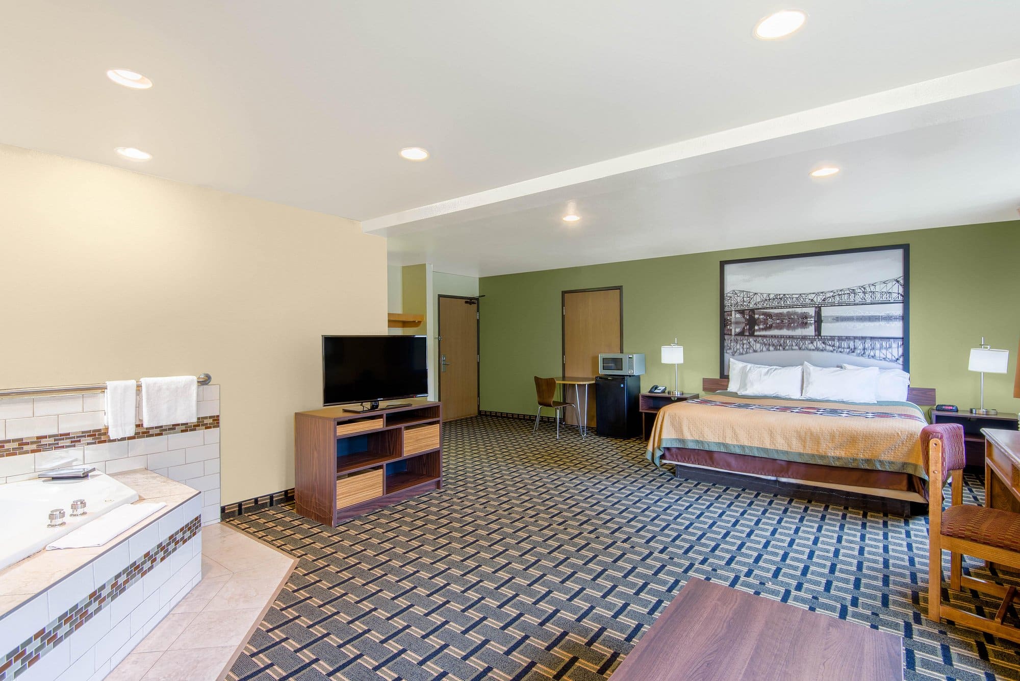 Super 8 by Wyndham Wheeling has jacuzzi suites