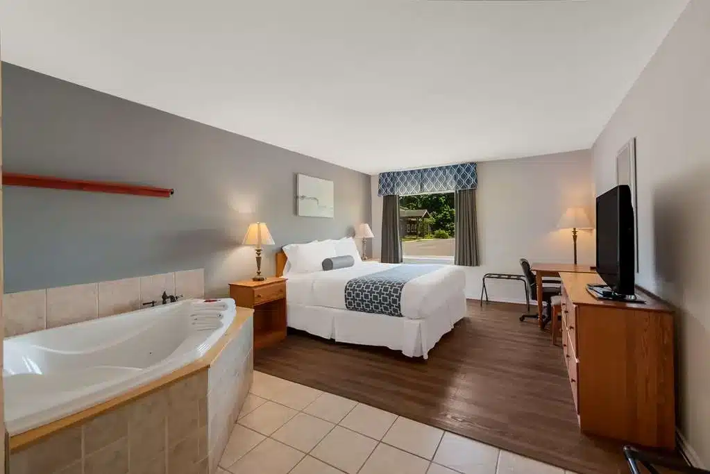 SureStay Plus By Best Western Berkeley Springs has jacuzzi suites