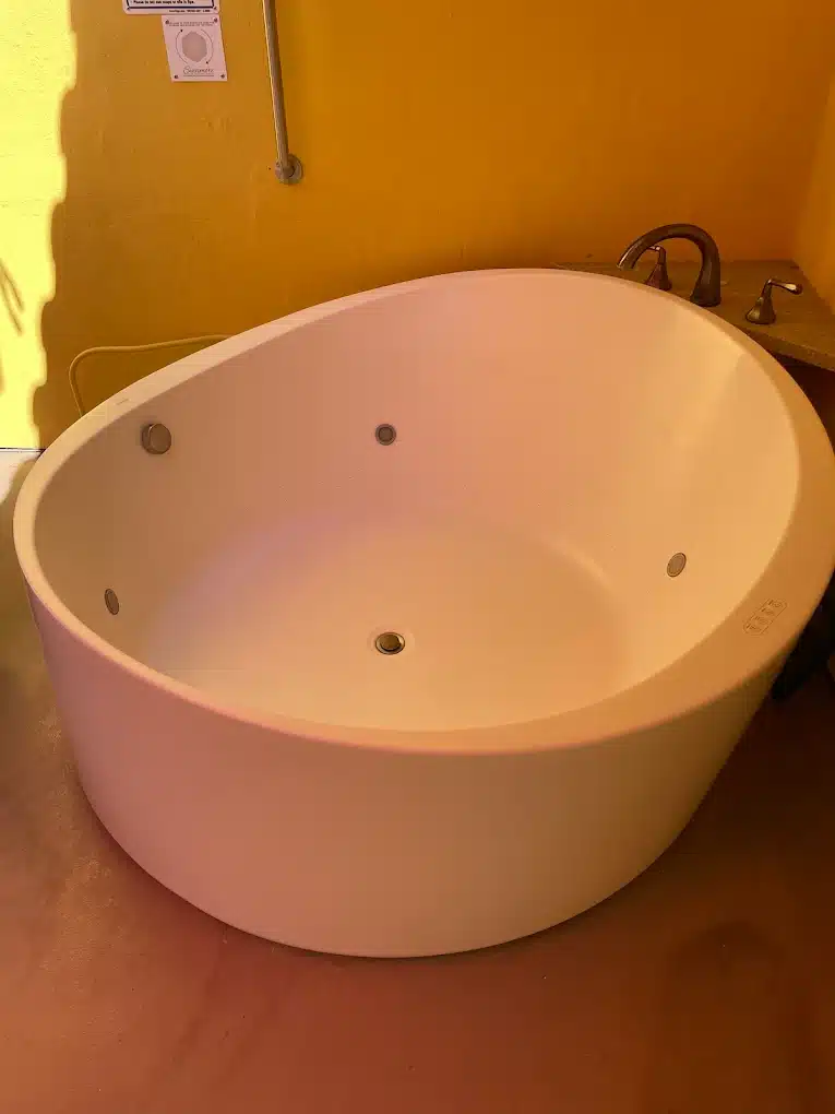 Sycamore Mineral Springs Resort & Spa has Jacuzzi suites