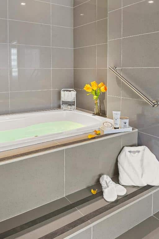 The Armon Hotel & Conference has suites with private spa tub