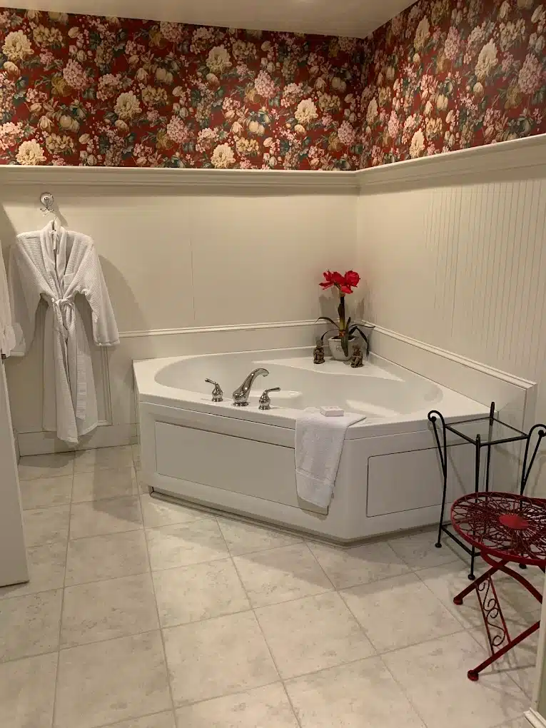 The Brafferton Inn Bed and Breakfast has jacuzzi suites