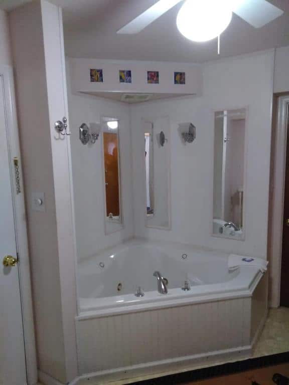 The Cardinal Inn has jacuzzi suites
