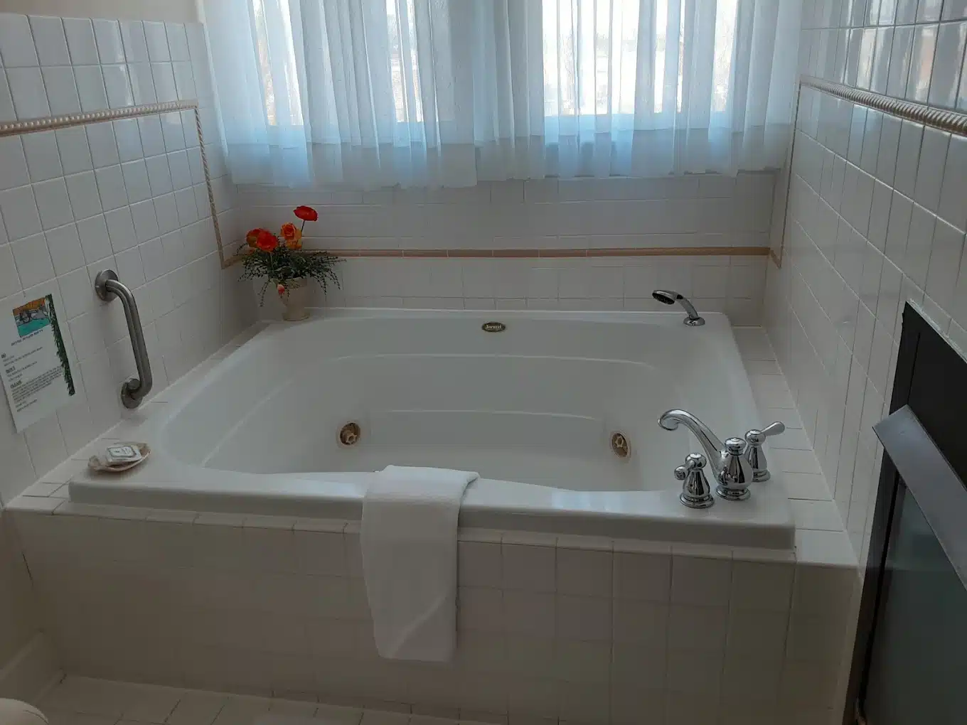 The Gaslight Inn has Jacuzzi suites