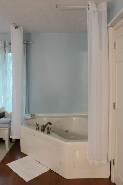 The Inn at White Oak has Jacuzzi suites