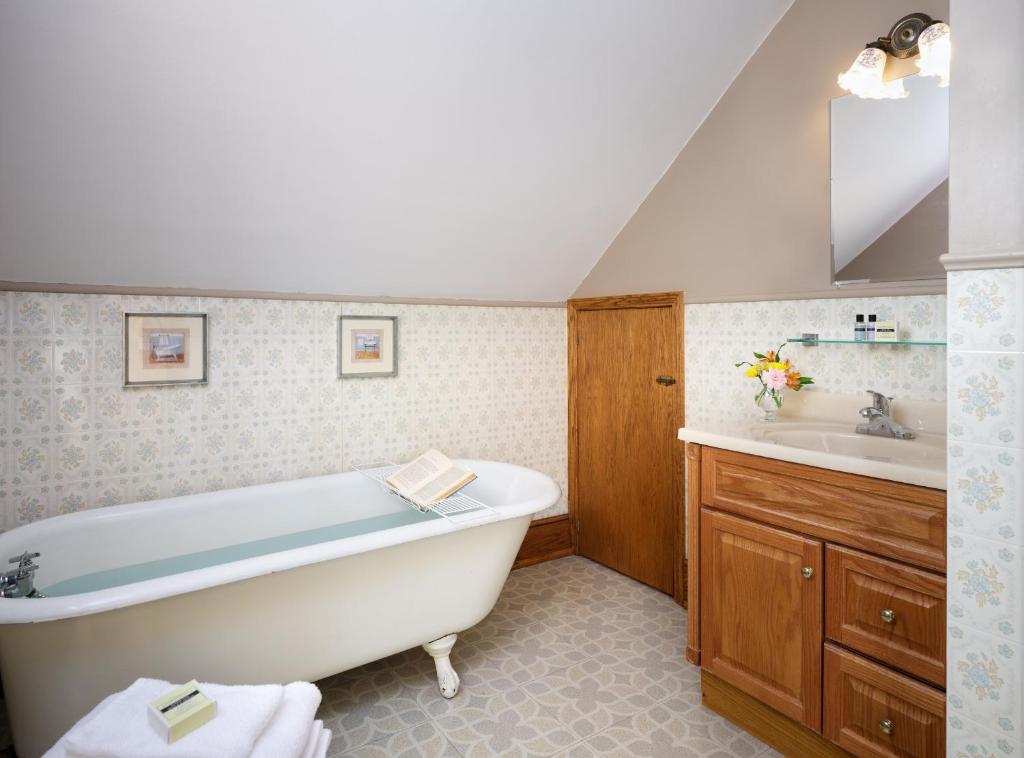 The Keystone Inn Bed and Breakfast has room with claw foot tub