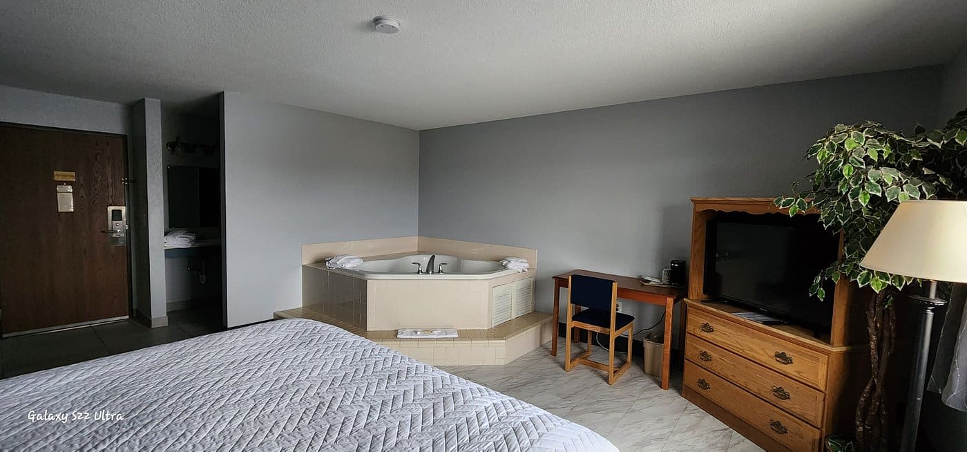 The Oasis Hotel & Bar has jacuzzi suites