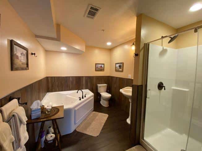 The Swope Manor Bed & Breakfast has Jacuzzi suites