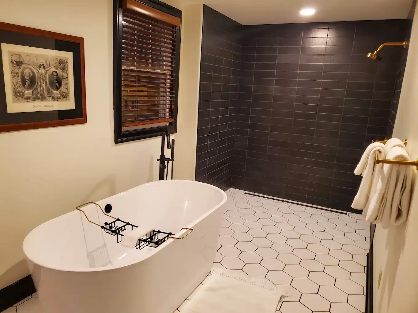 The Union Hotel Gettysburg has rooms with private spa tub