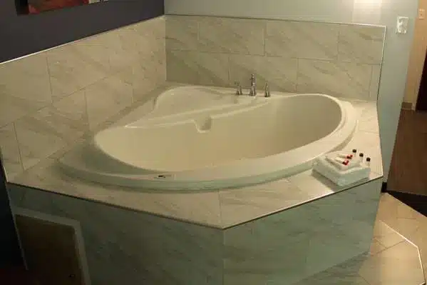 Travelodge by Wyndham Water’s Edge Hotel – Racine has jacuzzi suites